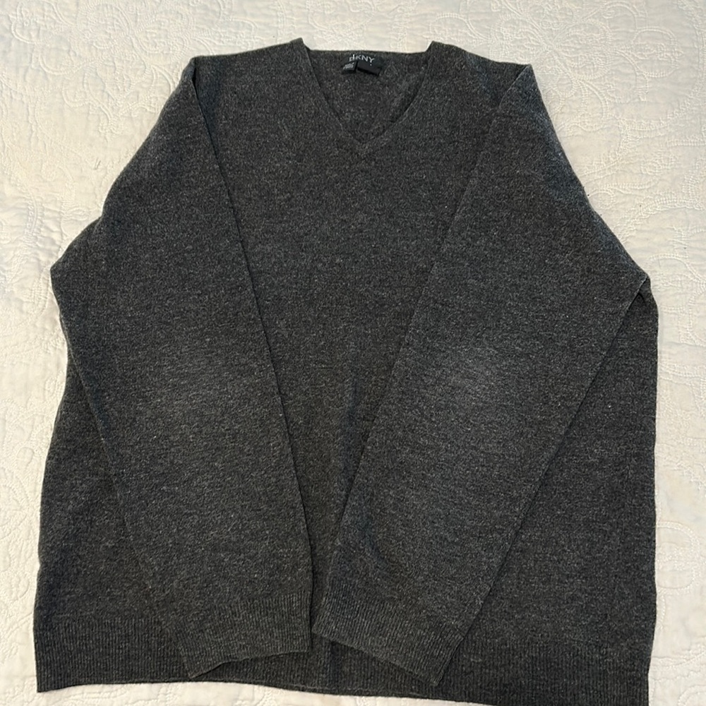 Men’s DKNY XXL Gray V-neck 100% Lambswool Sweater. Perfect condition.
